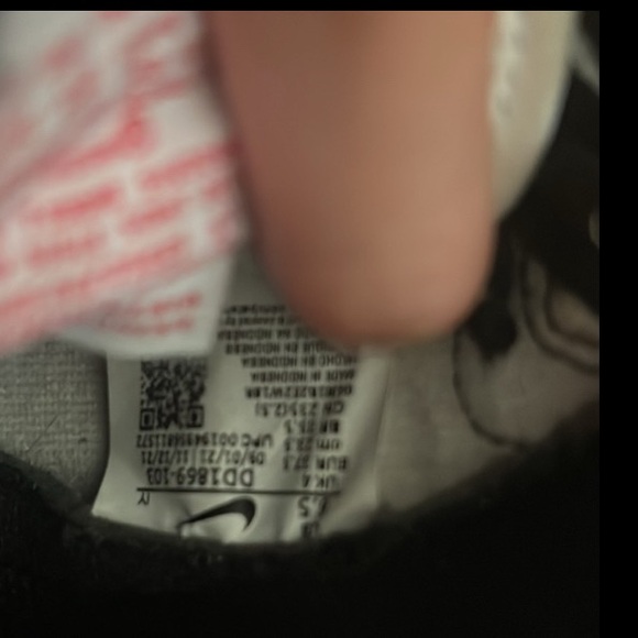 Nike Panda Dunks - Picture 4 of 4